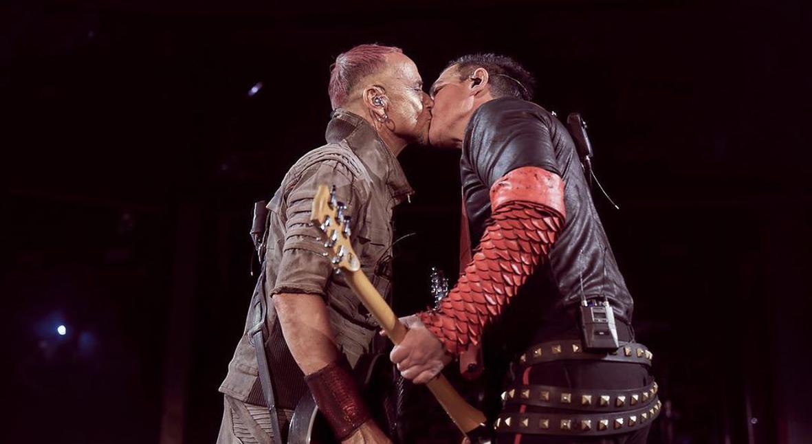 Salt: главное здесь, остальное по вкусу - «Россия, мы любим тебя!»: музыканты Rammstein поцеловались во время концерта в Москве