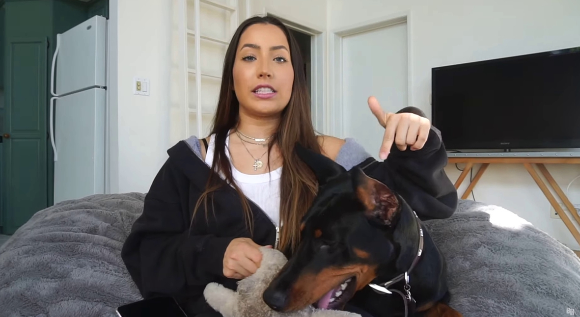 Salt: главное здесь, остальное по вкусу - Девушка-блогер случайно опубликовала видео, на котором она жестоко обращается со своей собакой