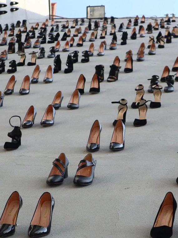Salt: главное здесь, остальное по вкусу - 440 пар черных туфель: в Стамбуле установлен памятник жертвам домашнего насилия