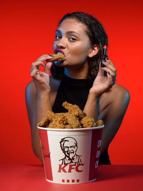Salt: главное здесь, остальное по вкусу - KFC выпустили помаду со вкусом своих фирменных куриных крылышек