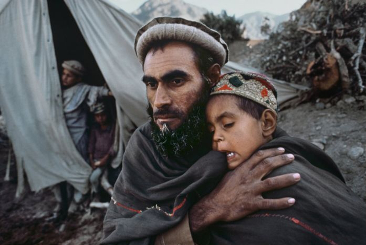 Salt: главное здесь, остальное по вкусу - Лагерь беженцев в Пакистане. Фото: Стив Маккарри. Courtesy of Steve McCurry