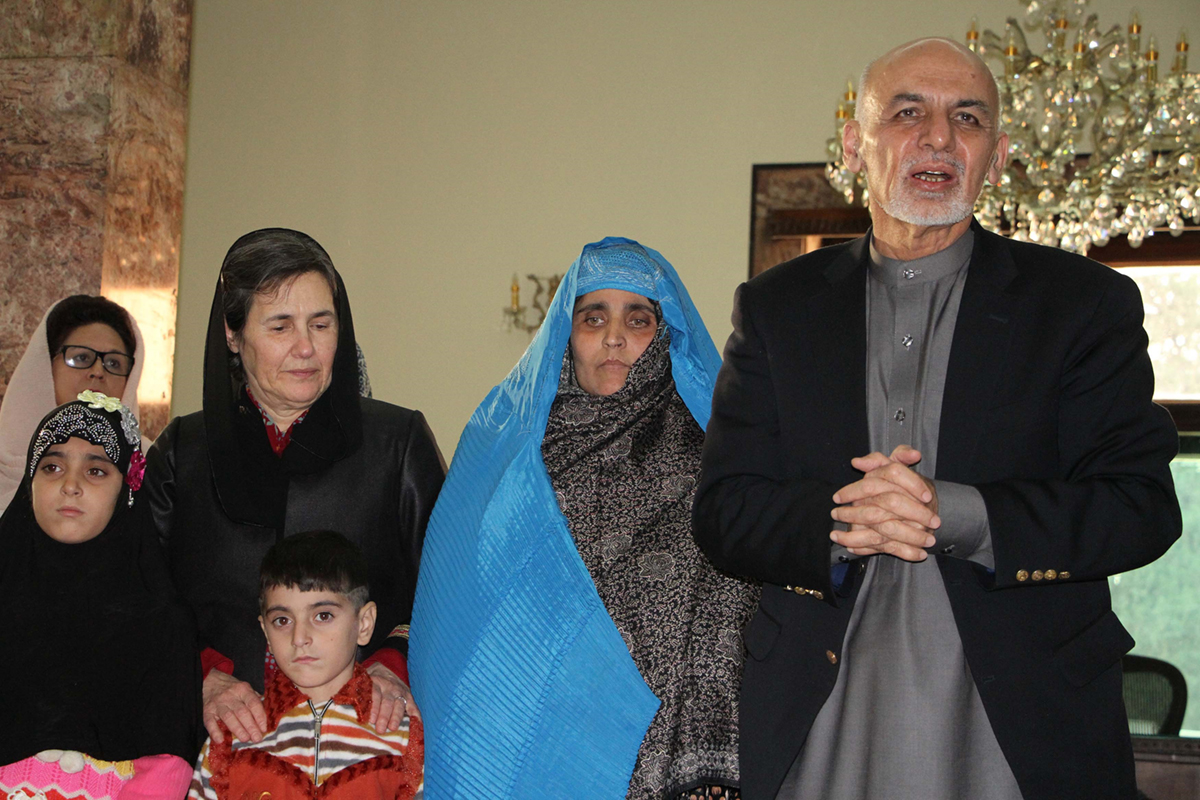 Salt: главное здесь, остальное по вкусу - Президент Афганистана Ашраф Гани принимает Шарбат и её детей в президентском дворце в Кабуле, 2016 / © Getty Images 