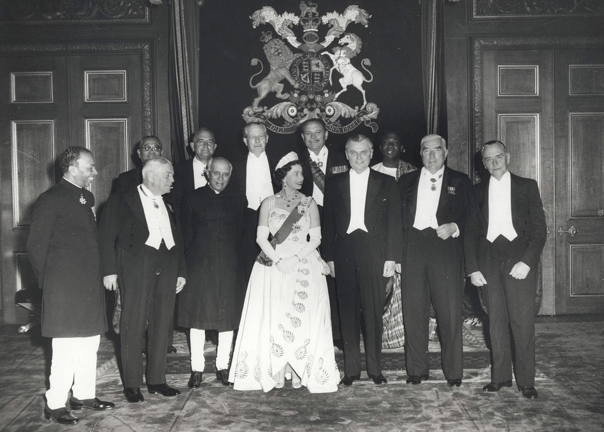 Salt: главное здесь, остальное по вкусу - Елизавета II и премьер-министры Содружества Наций на конференции 1960 года / Wikimedia Commons