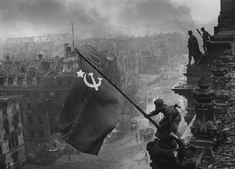 Salt: главное здесь, остальное по вкусу - Е. А. Халдей «Знамя Победы над рейхстагом» (1945) / © РОСФОТО