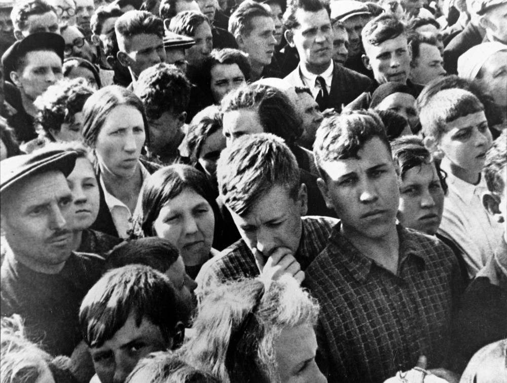 Salt: главное здесь, остальное по вкусу - И. М. Шагин «Первый день войны. Жители Москвы слушают выступление Молотова» (22 июня 1941 года) / © РОСФОТО