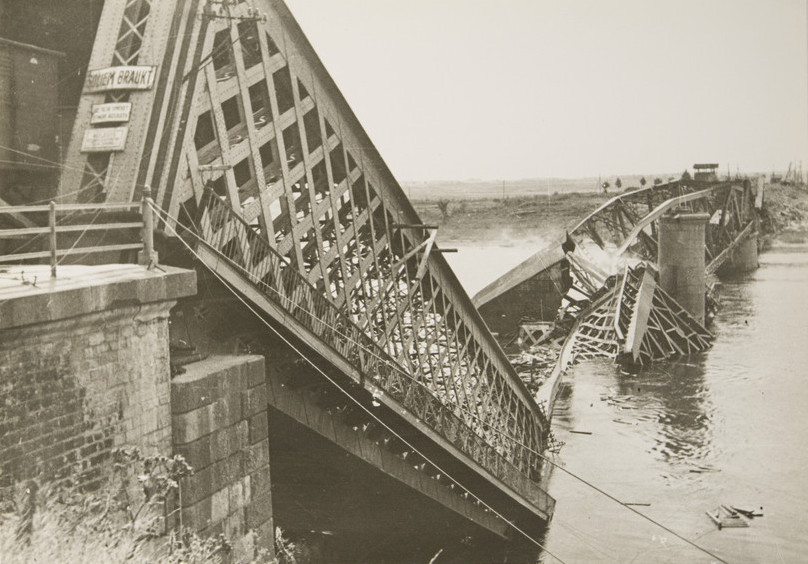 Salt: главное здесь, остальное по вкусу - И. М. Шагин «Мост через реку Даугава» (1943) / © РОСФОТО