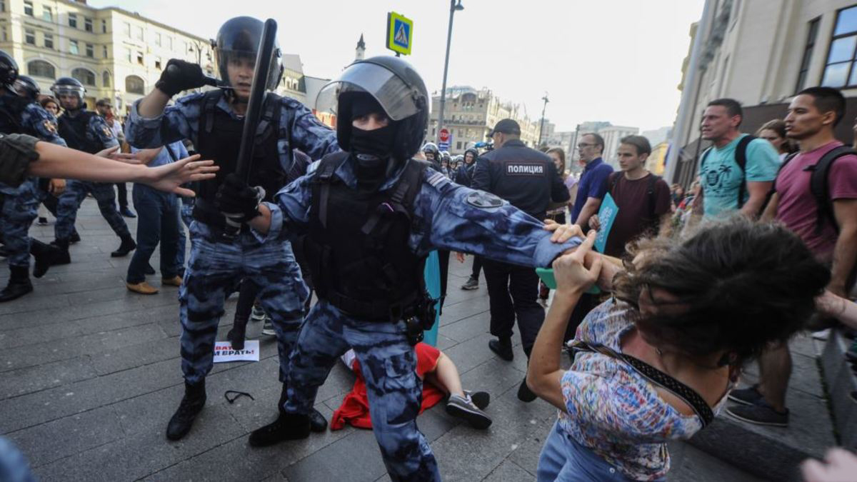 Salt: главное здесь, остальное по вкусу - Разгон мирных московских протестов летом 2019. Фото: Антон Гордиенко / RFE/RL 