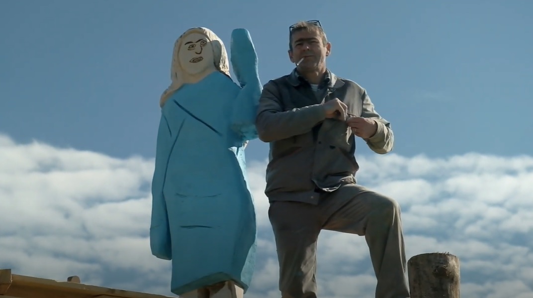 Salt: главное здесь, остальное по вкусу - Брэд Дауни рядом со статуей Мелании Трамп / Кадр из видео «Melania» 